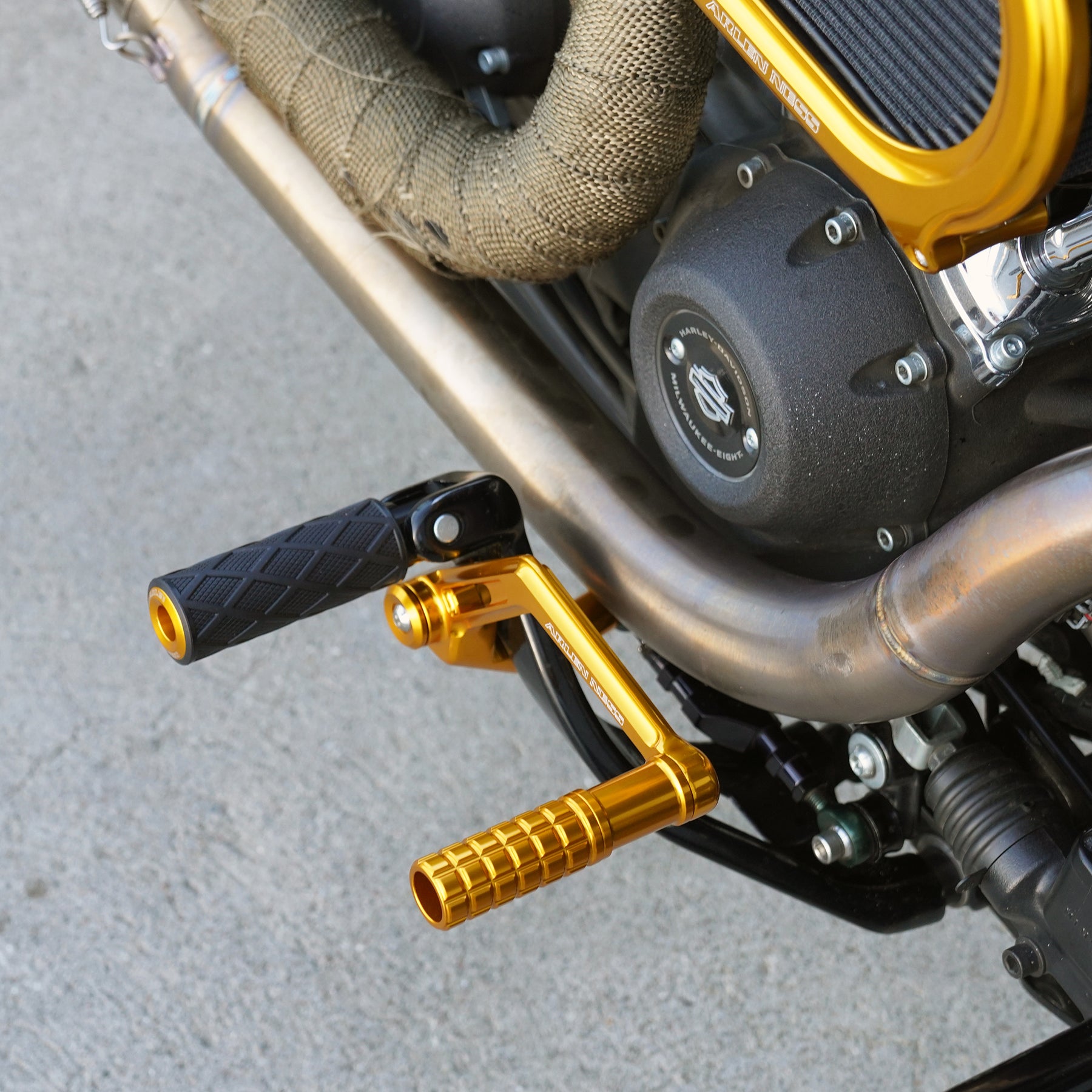 Diamond Footpegs, Gold